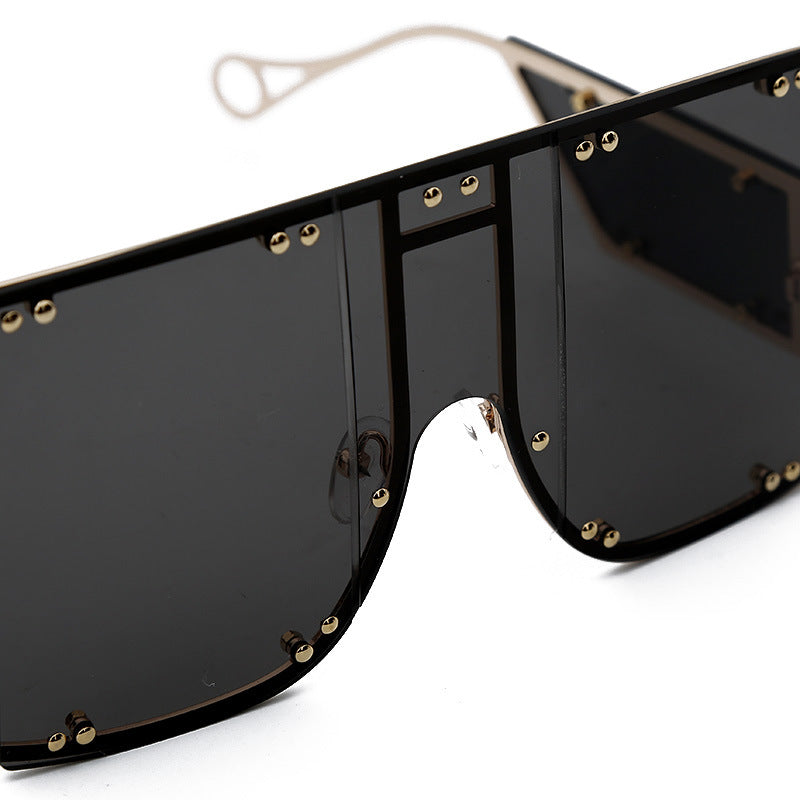 Punk metal-coated sunglasses