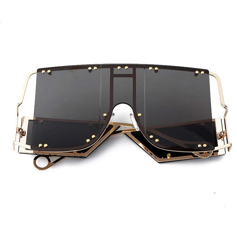 Punk metal-coated sunglasses